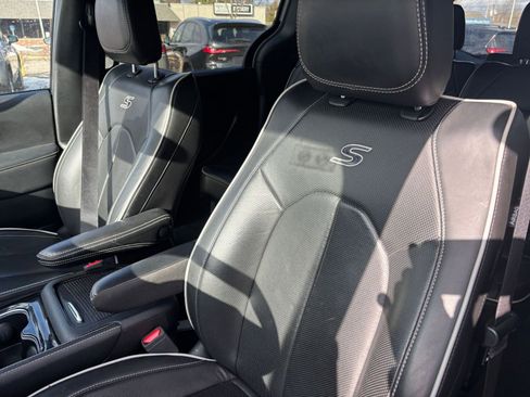 Used 2025 Chrysler Pacifica Limited image 38