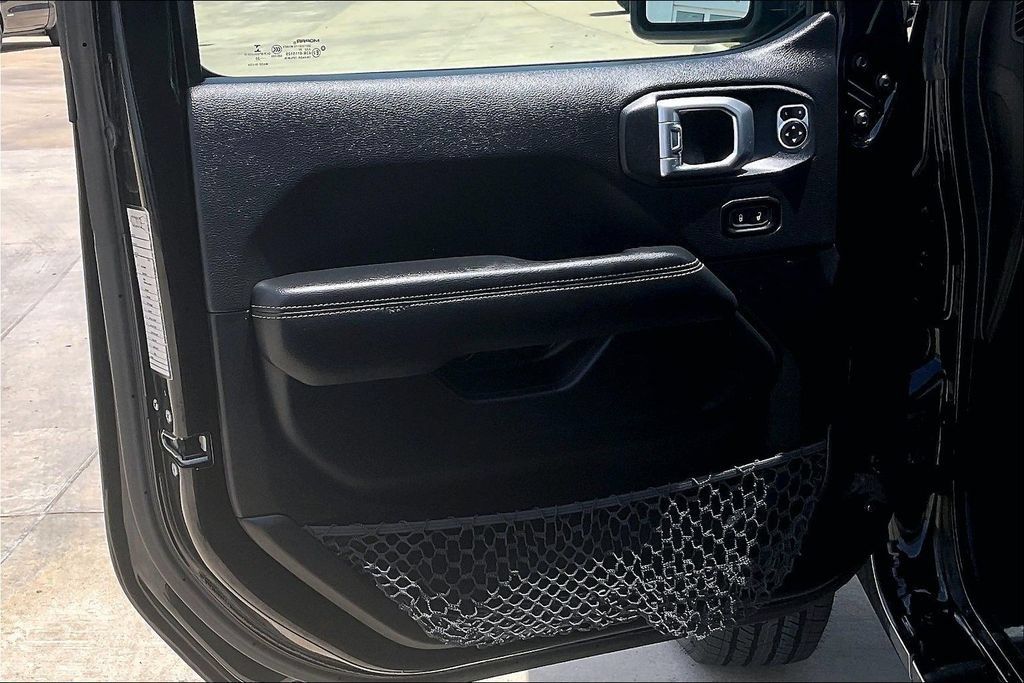 Used 2020 Jeep Wrangler Unlimited Sahara AWD/4WD image 23