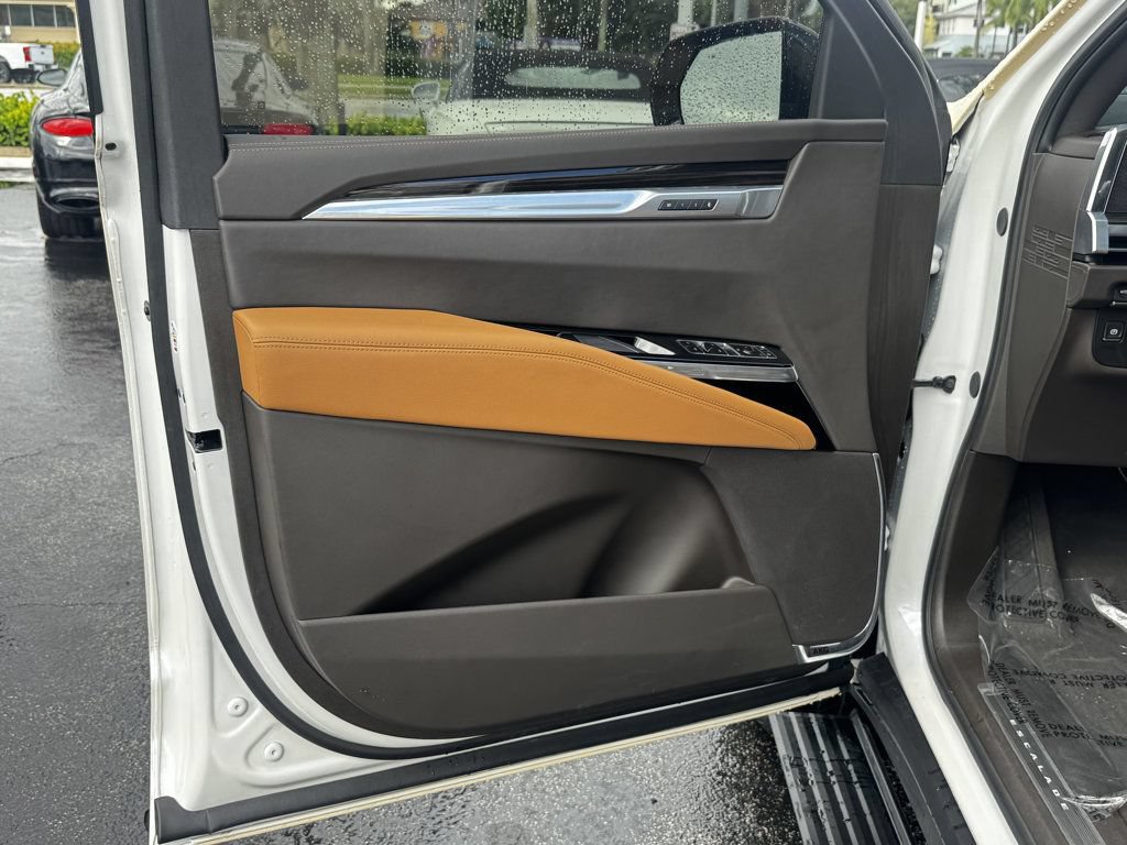 Used 2025 Cadillac Escalade Premium Luxury AWD/4WD image 6