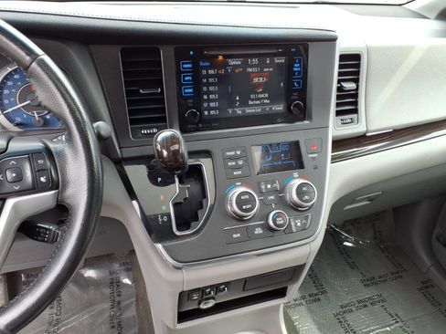 Certified 2017 Toyota Sienna XLE image 10