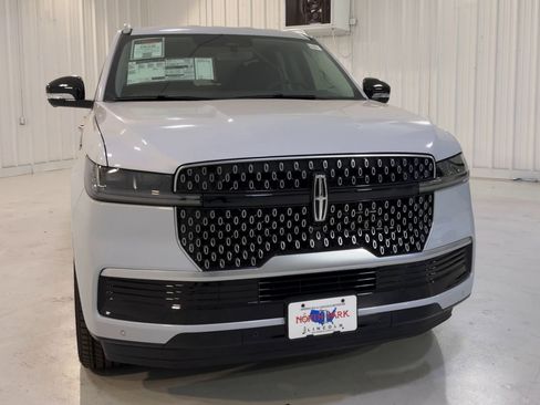 New 2026 Lincoln Navigator L Premier image 4