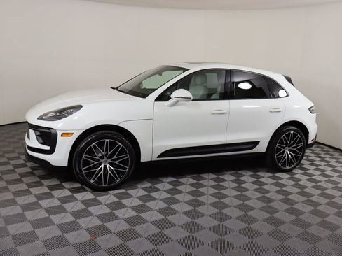 Used 2025 Porsche Macan image 2