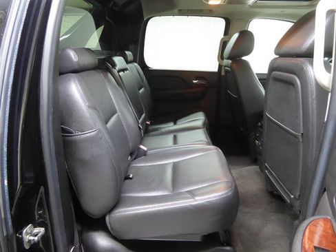 Used 2013 Chevrolet Avalanche LTZ image 29