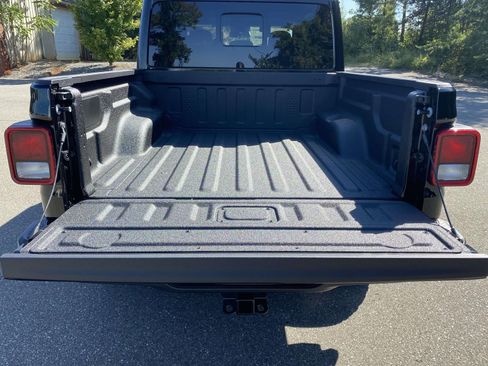 New 2025 Jeep Gladiator Sport image 10