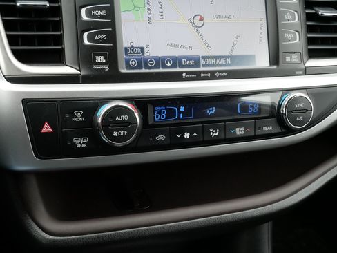 Used 2018 Toyota Highlander Limited AWD/4WD image 24