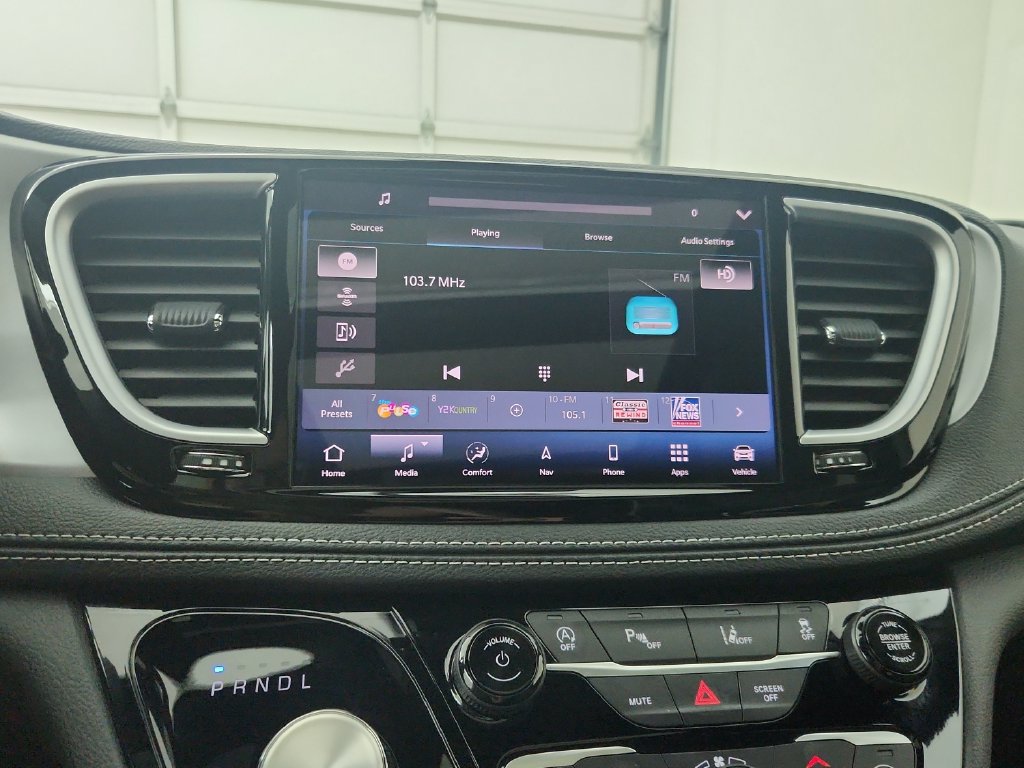 Certified 2025 Chrysler Pacifica Limited FWD image 27