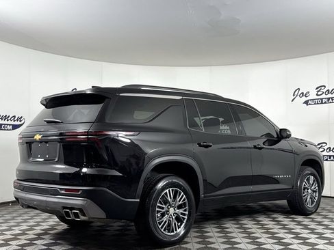 Used 2025 Chevrolet Traverse LT image 7