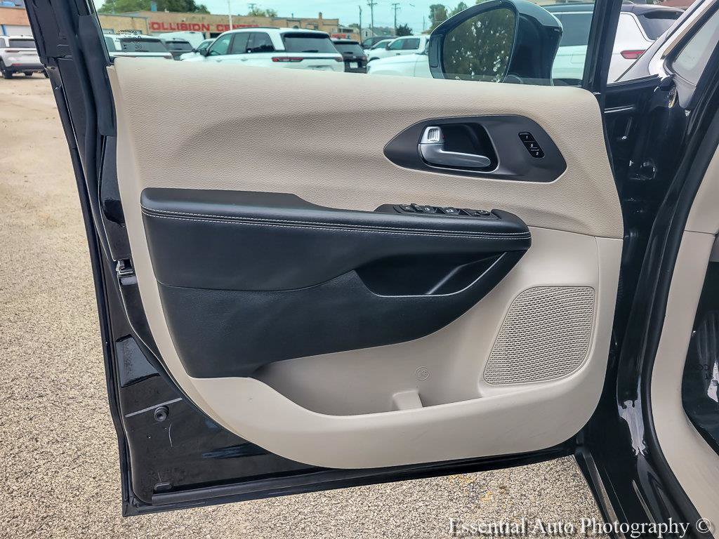 Used 2024 Chrysler Pacifica Touring-L FWD image 24