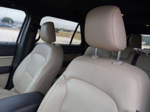 Used 2019 Ford Explorer XLT w/ Equipment Group 202A image 11