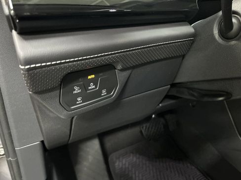 New 2025 Volkswagen Atlas SE image 13