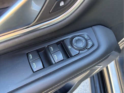 Used 2022 GMC Yukon XL SLE image 23