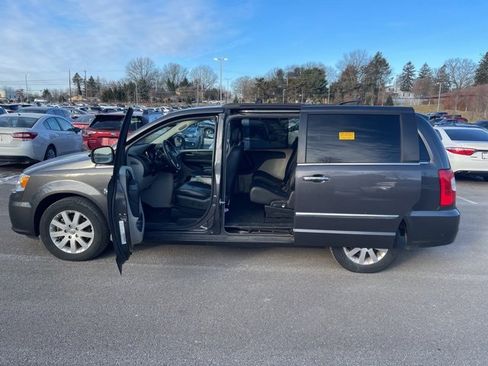 Used 2016 Chrysler Town & Country Touring w/ Driver Convenience Group image 15