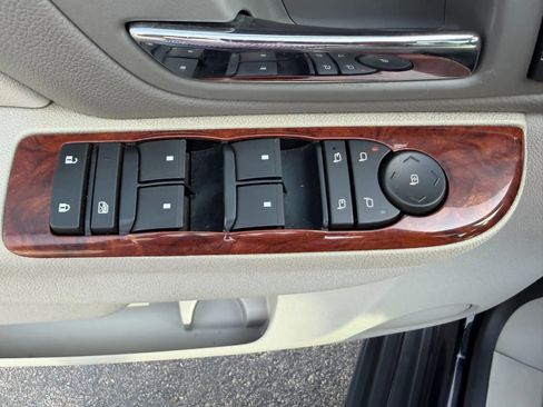 Used 2011 Chevrolet Avalanche LTZ image 21