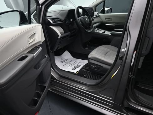 Used 2022 Toyota Sienna LE w/ LE Plus Package FWD image 15