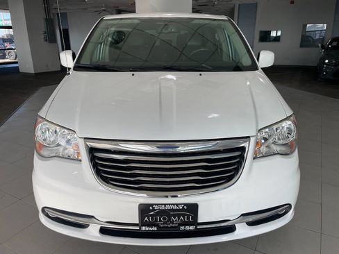 Used 2016 Chrysler Town & Country Touring image 2