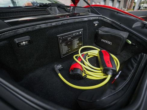 Used 2023 Ferrari SF90 Spider image 23