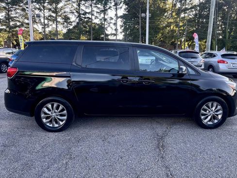 Used 2019 Kia Sedona LX image 6
