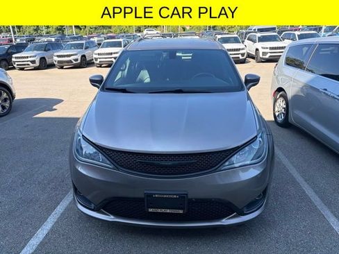 Used 2018 Chrysler Pacifica Touring-L w/ Premium Audio Group FWD image 2