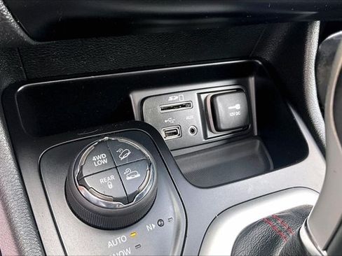Used 2015 Jeep Cherokee Trailhawk w/ Comfort/Convenience Group AWD/4WD image 15