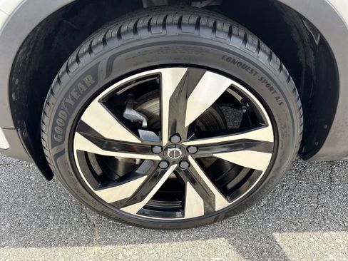 Certified 2024 Volvo XC40 B5 Plus AWD/4WD image 42