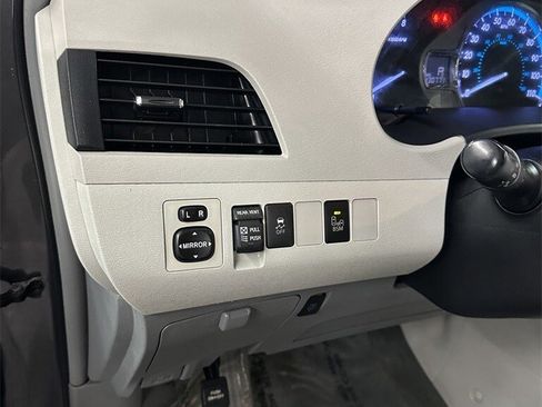 Used 2014 Toyota Sienna XLE image 15