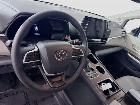 Used 2021 Toyota Sienna XLE w/ XLE Plus Package image 9