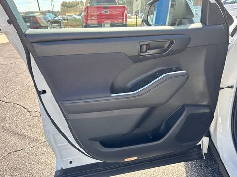 Used 2023 Toyota Highlander LE image 11