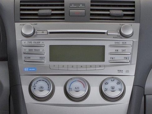 Used 2010 Toyota Camry XLE FWD image 7