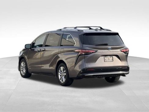 Used 2021 Toyota Sienna Limited image 7