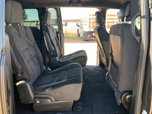 Used 2018 Dodge Grand Caravan SE FWD image 25
