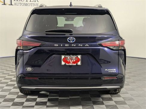 Used 2024 Toyota Sienna Platinum image 6