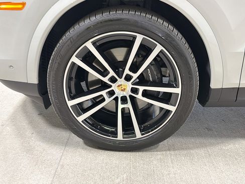 Certified 2024 Porsche Cayenne AWD/4WD image 42