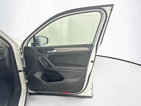 Used 2022 Volkswagen Tiguan SE w/ Panoramic Sunroof Package FWD image 34