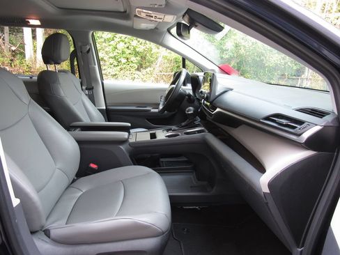Used 2023 Toyota Sienna XLE w/ XLE Plus Package AWD/4WD image 20