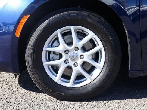 Used 2019 Chrysler Pacifica Touring image 41