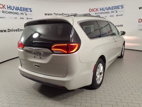 Used 2017 Chrysler Pacifica Touring-L Plus w/ Tire & Wheel Group FWD image 6