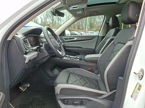Used 2024 Volkswagen Atlas Peak Edition SE image 15