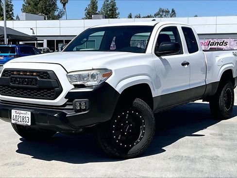Used 2017 Toyota Tacoma SR RWD image 2