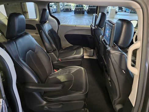 Used 2017 Chrysler Pacifica Platinum FWD image 30