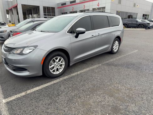 Used 2020 Chrysler Voyager Lxi FWD image 3