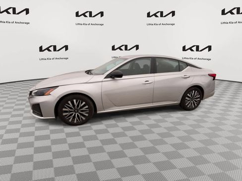 Used 2024 Nissan Altima 2.5 SV FWD image 5