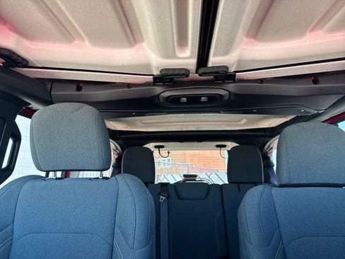 Used 2025 Jeep Wrangler Unlimited Sahara AWD/4WD image 21