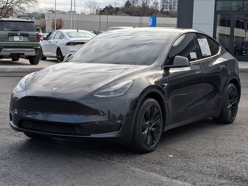 Used 2025 Tesla Model Y Long Range image 30