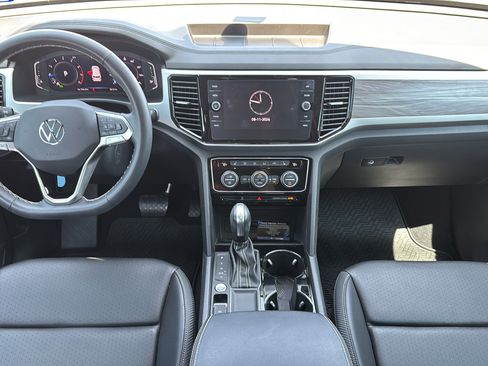 Used 2023 Volkswagen Atlas Cross Sport SE w/ Panoramic Sunroof Package FWD image 17