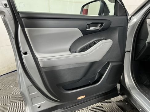 Used 2023 Toyota Highlander XLE FWD image 14