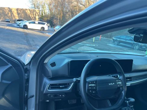 Used 2025 Kia K4 LXS image 33