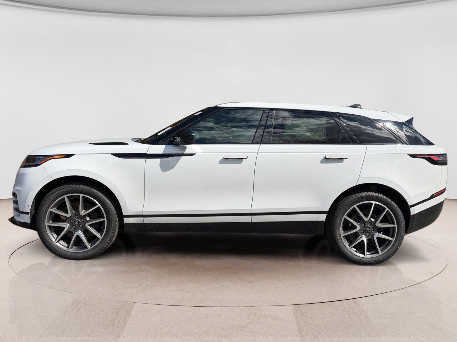 New 2026 Land Rover Range Rover Velar Dynamic SE AWD/4WD image 2