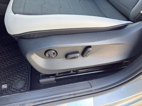 New 2026 Volkswagen Taos SE FWD image 11
