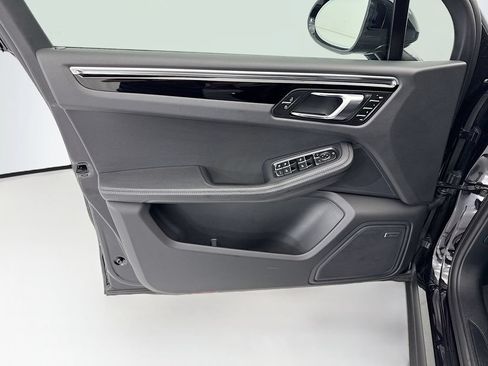 Certified 2025 Porsche Macan AWD/4WD image 24