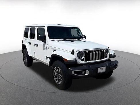 Used 2025 Jeep Wrangler Unlimited Sahara AWD/4WD image 3